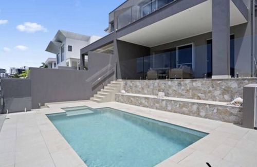 Biggera Waters Villa | Waterfront villa with a pool and jetty