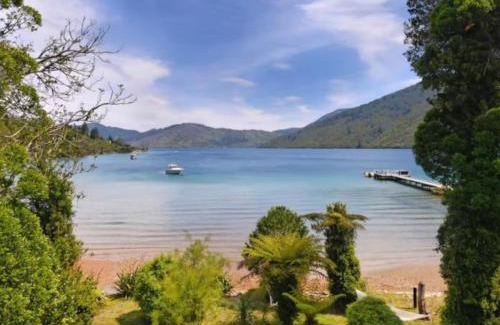 Furneaux House | Waterfront villa Endeavour Inlet