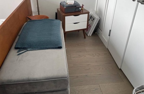 Williamsburg House | Waterfront / Water View Modern Apartment
