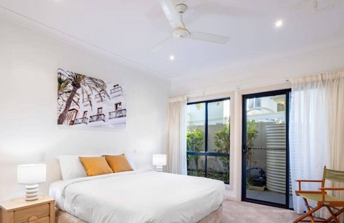 Gold Coast House | Waterfront Wonder, Luxe 4BD Family Retreat Villa