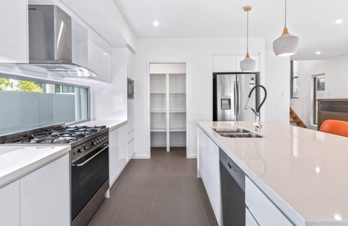 Helensvale House | Waterfront Wonderland - Family