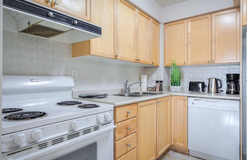 Downtown Mississauga Apartment | Waterfront York Blvd