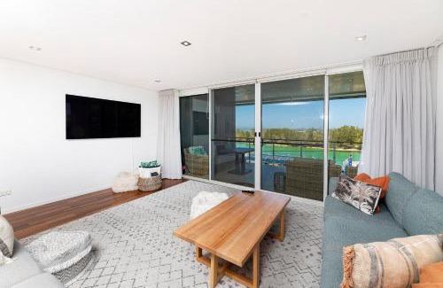Forster Apartment | Waterline 302