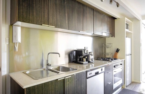 St Kilda Apartment | Waterloo 1 bedroom Loft Apartment w Free WiFi + parking