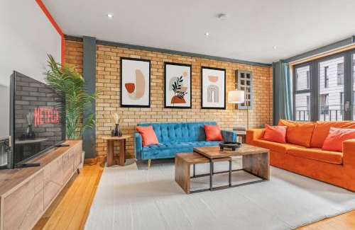 Cathedrals Apartment | Waterloo - Modern and Industrial 2 Bed - Close to London Bridge, Sleeps 6