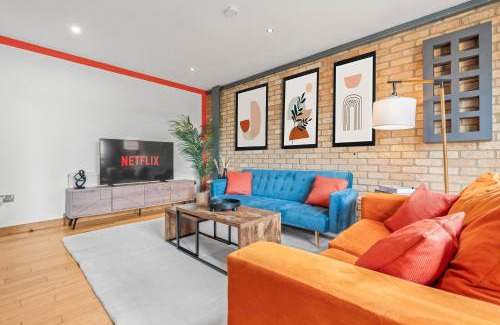 Cathedrals Apartment | Waterloo - Modern and Industrial 2 Bed - Close to London Bridge, Sleeps 6