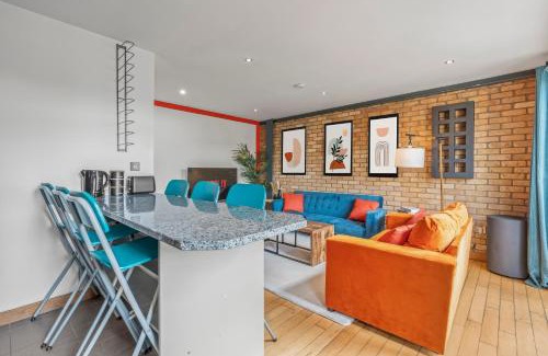 Cathedrals Apartment | Waterloo - Modern and Industrial 2 Bed - Close to London Bridge, Sleeps 6