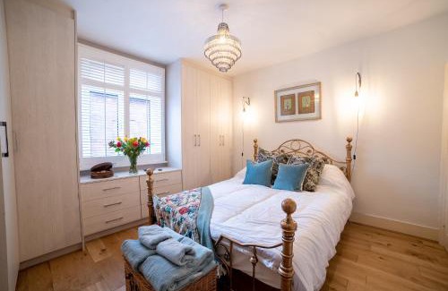 Sandwich House | Waterman's Cottage