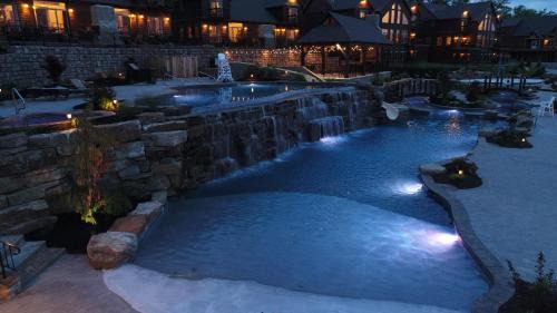 Indian Point House | WaterMill Cove Luxury Lakefront Villa Theatre Room 2Mi to SDC POOL Kayaks Dock
