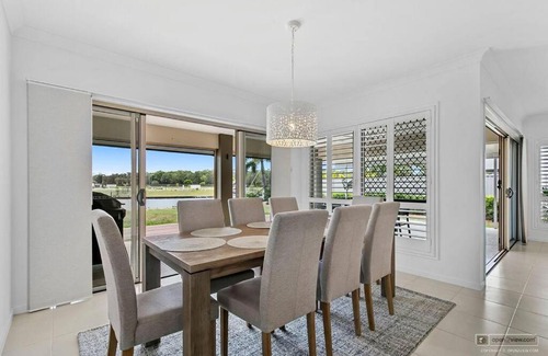 Banksia Beach House | Waters Edge!
