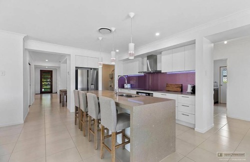 Banksia Beach House | Waters Edge!