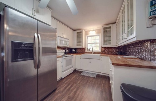 Bowling Green Cottage | Water’s Edge Cottage —3-BR Lake Stay—Boat Rental!