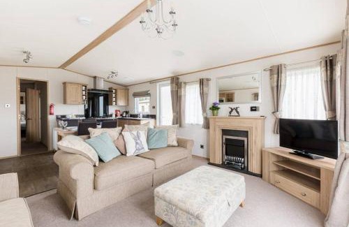 South Cerney House | Waters Edge, Hoburne Cotswolds