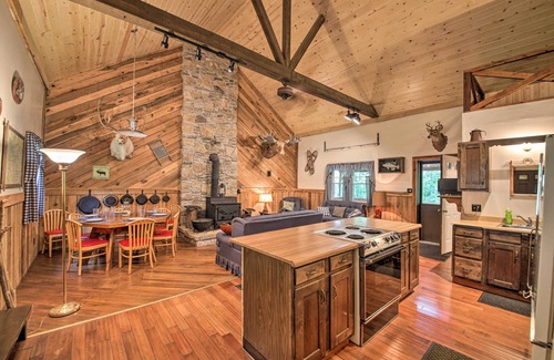 Taswell Cabin | Waters Edge Retreat w/Deck on Patoka Lake!