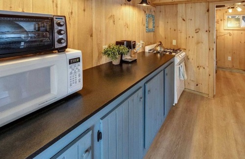 North Hero Cottage | Waters Edge! Right on the Lake.