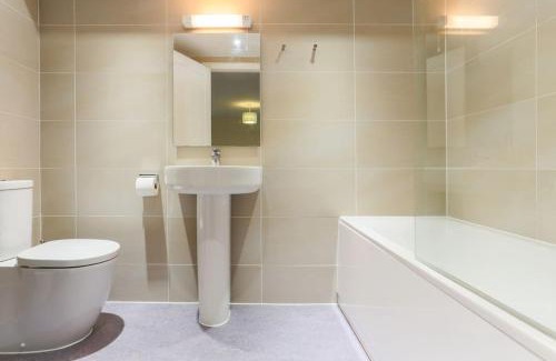 Mylor Churchtown Apartment | Waterside apartment, central Falmouth, Vi-spring king bed, gated parking