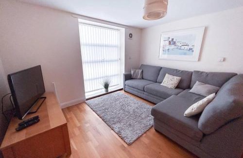 Mylor Churchtown Apartment | Waterside apartment, central Falmouth, Vi-spring king bed, gated parking