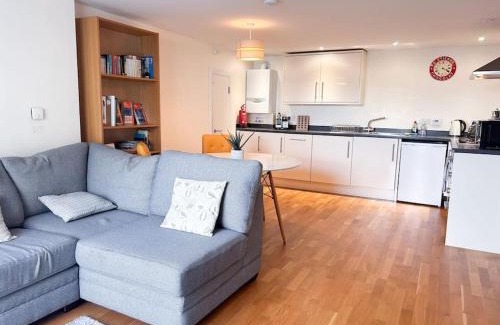Mylor Churchtown Apartment | Waterside apartment, central Falmouth, Vi-spring king bed, gated parking