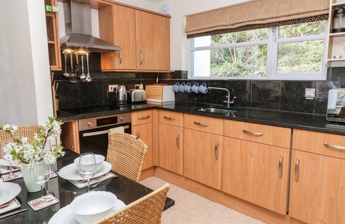 Little Petherick Cottage | WATERSIDE COTTAGE, pet friendly, with a garden in Little Petherick