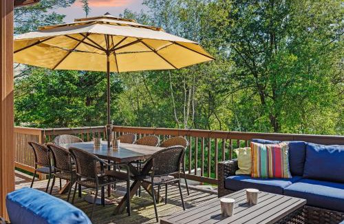 Long Pond House | Waterside Haven by AvantStay Lakefront Hot Tub Game Room Fire Pit