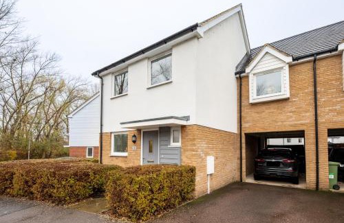 Milton Keynes House | Waterside Lodge by PAY AS U STAY