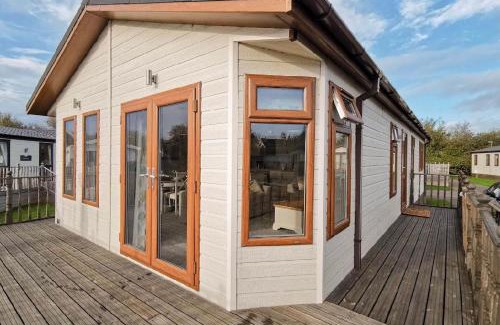 Wisbech House | Waterside Retreat
