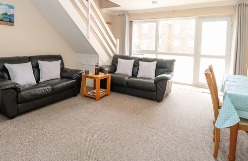 Corton Cottage | WATERSIDE VILLA, pet friendly, country holiday cottage in Corton