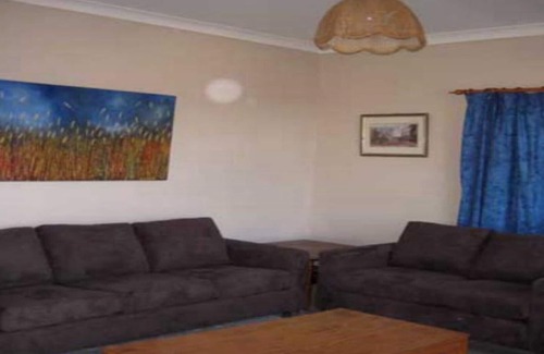 Macmasters Beach House | Waterviews & Close to Beach