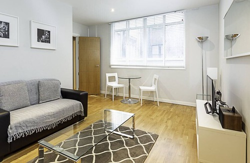 Bread Street Apartment | Watling Street Residence 6