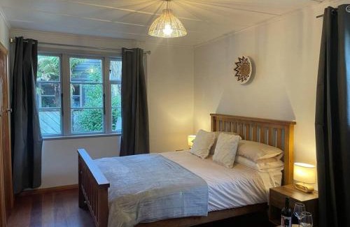 Hamilton East House | Watts, A Cosy Escape