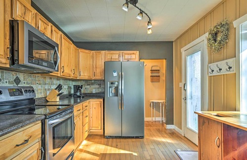 King Cottage | Waupaca Lake Cottage w/ Fire Pit & Boat Dock