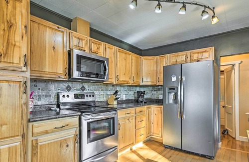 King Cottage | Waupaca Lake Cottage w/ Fire Pit & Boat Dock