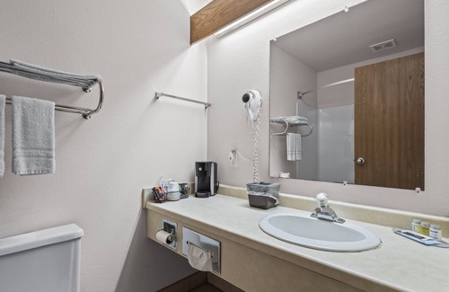Wautoma Hotel | Wautoma Inn by OYO Near Airport WI 73