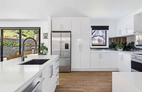 Rye House | Wave Haus Rye -spacious house with spa