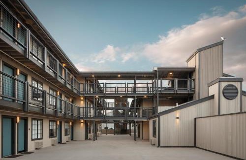 Lighthouse District Hotel | Wave Street Inn