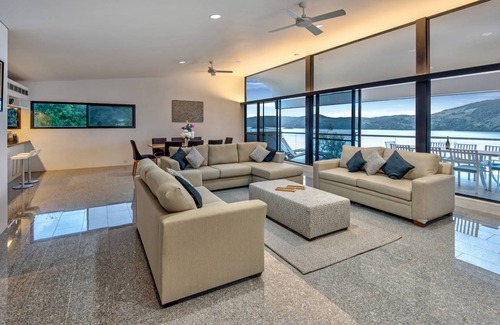 Hamilton Island Apartment | Waves 5 Luxury Large Breathtaking Ocean Views Central Location