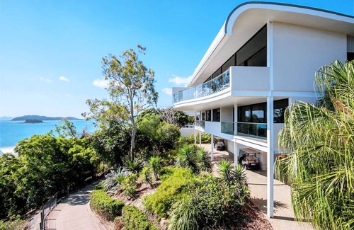 Hamilton Island Apartment | Waves 5 Luxury Large Breathtaking Ocean Views Central Location