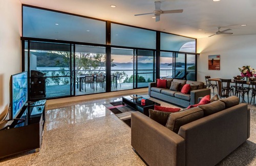 Hamilton Island Apartment | Waves 6 Four Bedroom Breathtaking Ocean Views Central Location And Buggy
