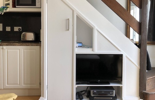 Pembroke Ski Chalet | Waves Chalet, holiday home