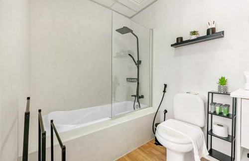 Dubai Production City Apartment | Waves- Cozy 1BR Lakefront Stay in JLT