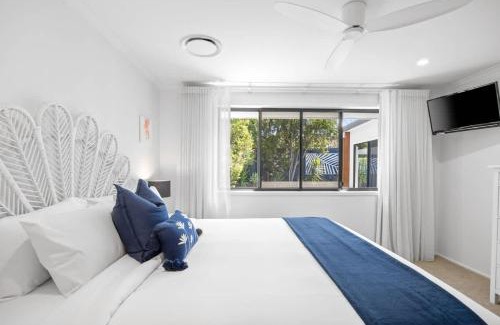 Parrearra House | Waves Retreat - Coastal Style Home near Warana Beach