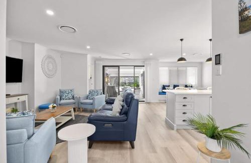 Parrearra House | Waves Retreat - Coastal Style Home near Warana Beach