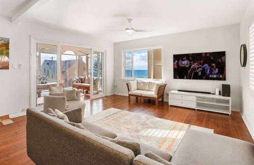 Narrabeen House | Waves, Sand & Surf - Seconds to the Beach