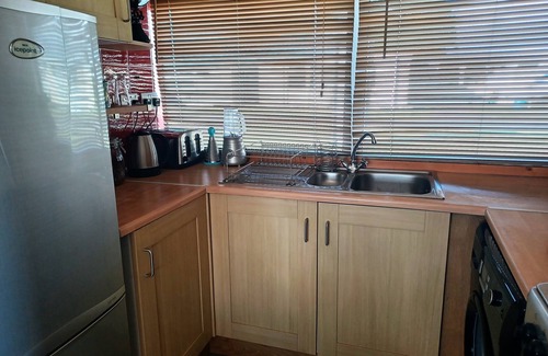 Llansaint Ski Chalet | Waves & Woods Cozy 2-bedroom chalet in enjoyable Kidwelly with WiFi