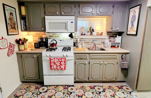 Hickman Cottage | Wayfarer's Inn: Cottage Suite Nestled in a Woodland Setting Near Historic Square