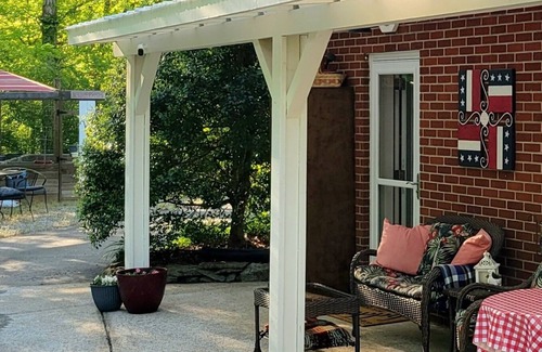 Hickman Cottage | Wayfarer's Inn: Cottage Suite Nestled in a Woodland Setting Near Historic Square