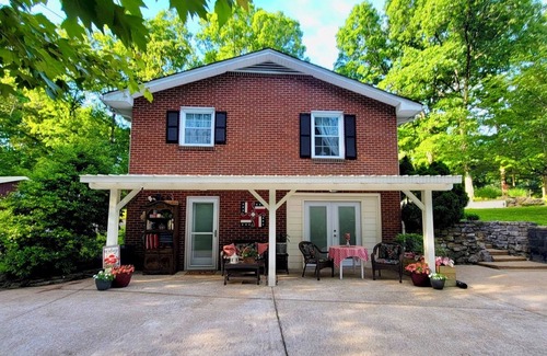 Hickman Cottage | Wayfarer's Inn: Cottage Suite Nestled in a Woodland Setting Near Historic Square