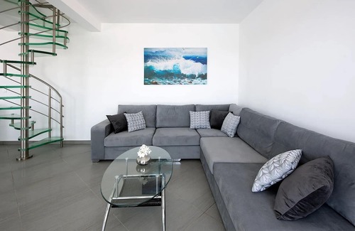 Pirgi Villa | We are Nikos and Litsa, passionate about travelling.