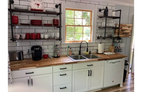 Walhalla House | We have power and Wi-Fi! Walk to Downtown! Huge Yard! Record Player!