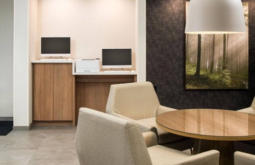Parkrose House | We offer a "Park Here, Fly There" package.